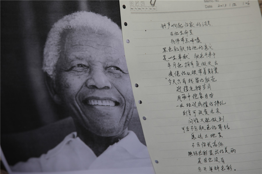 Une photo et une lettre laissées en face de l'ambassade d'Afrique du Sud à Beijing, le 6 décembre 2013. Le Président chinois Xi Jinping a salué Mandela pour avoir « conduit le peuple d'Afrique du Sud vers la victoire contre l'apartheid, à travers des luttes ardues », dans un message de condoléances adressé à son homologue sud-africain Jacob Zuma. [Photo Wang Jing / Asianewsphoto]