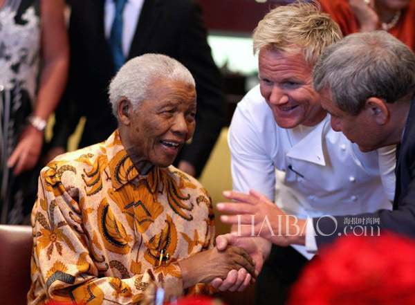 Rétrospective: les célébrités qui ont posé avec Nelson Mandela (31)