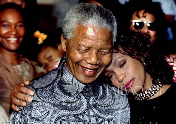Rétrospective: les célébrités qui ont posé avec Nelson Mandela (26)