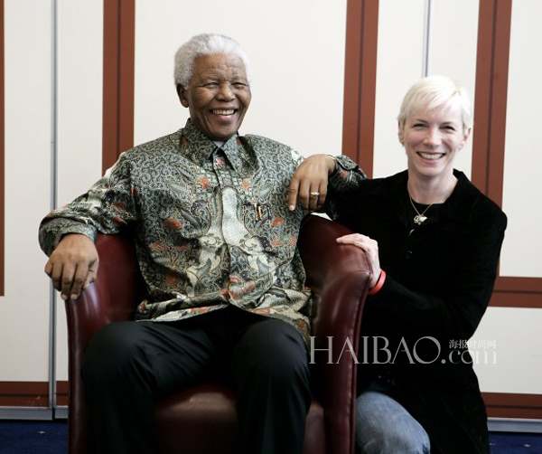 Rétrospective: les célébrités qui ont posé avec Nelson Mandela (35)