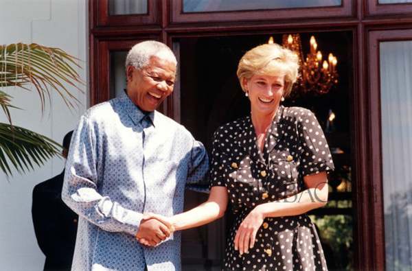 Rétrospective: les célébrités qui ont posé avec Nelson Mandela (28)