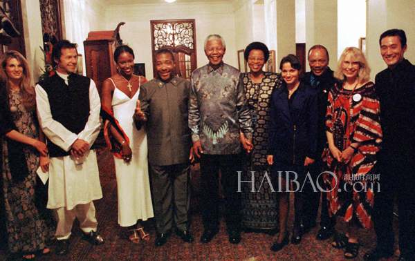 Rétrospective: les célébrités qui ont posé avec Nelson Mandela (25)