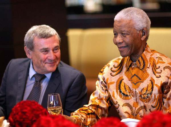 Rétrospective: les célébrités qui ont posé avec Nelson Mandela (17)
