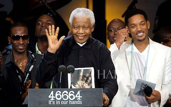 Rétrospective: les célébrités qui ont posé avec Nelson Mandela (19)