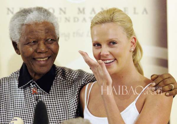 Rétrospective: les célébrités qui ont posé avec Nelson Mandela (15)