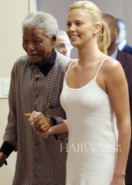 Rétrospective: les célébrités qui ont posé avec Nelson Mandela (3)
