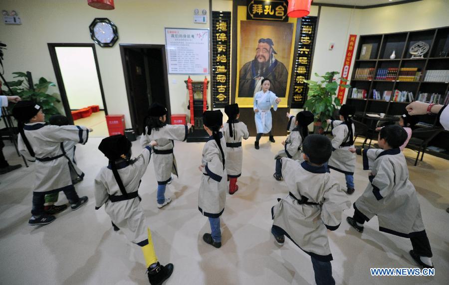 Des étudiants habillés de costumes traditionnels de la dynastie des Han ( 202 BC- 220 AD) apprennent le wushu dans une école privée à Changsha, la capitale de la province du Hunan (centre de la Chine), le 7 décembre 2013. [Photo/Xinhua]