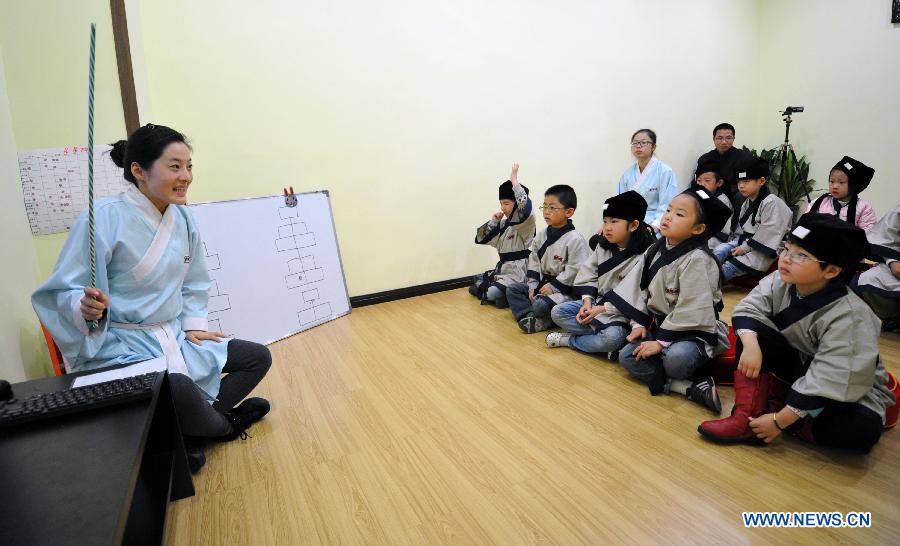 Un professeur donne un cours à des élèves d'une école privée à Changsha, la capitale de la province du Hunan (centre de la Chine) le 7 décembre 2013. [Photo/Xinhua]