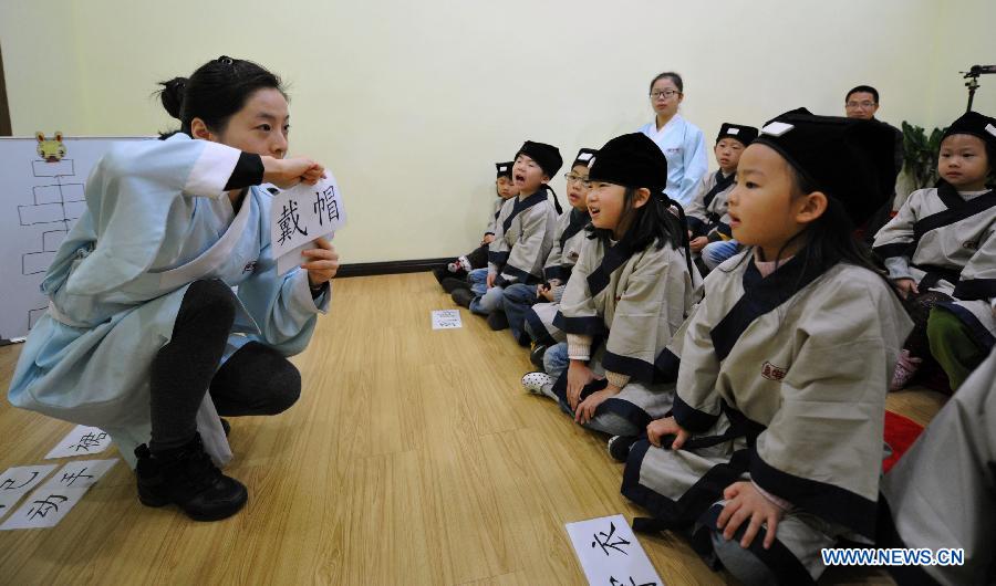 Un professeur donne un cours à des étudiants d'une école privée à Changsha, la capitale de la province du Hunan (centre de la Chine), le 7 décembre 2013. [Photo/Xinhua]