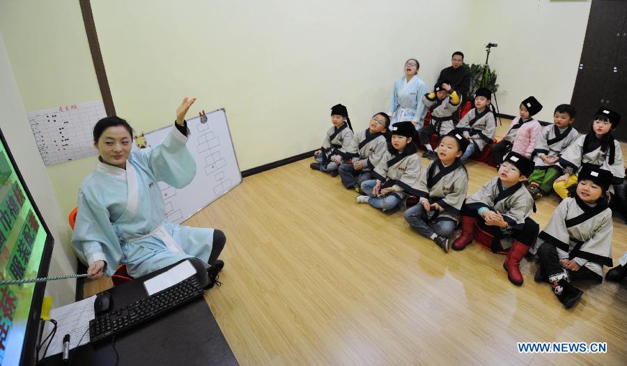 Un professeur donne un cours à des étudiants d'une école privée à Changsha, la capitale de la province du Hunan (centre de la Chine), le 7 décembre 2013. [Photo/Xinhua]