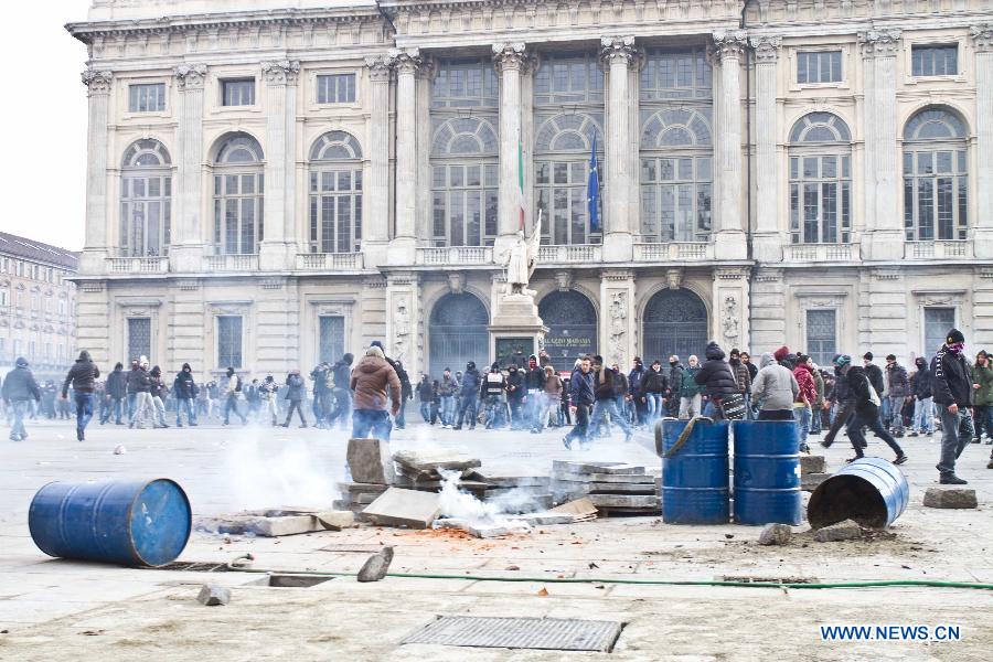 Italie : heurts entre police et manifestants anti-taxes (4)