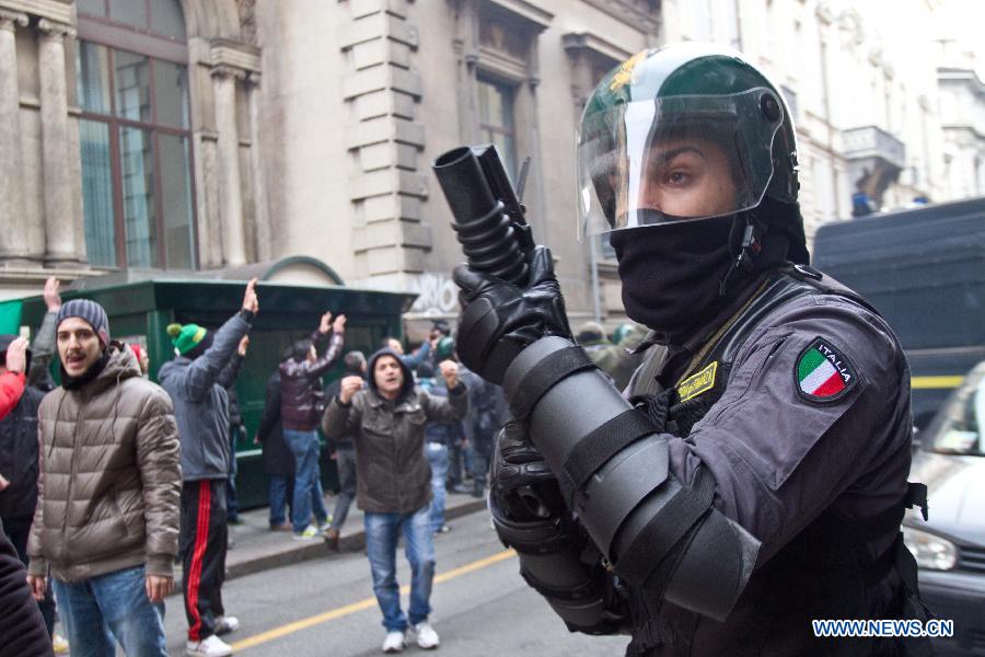 Italie : heurts entre police et manifestants anti-taxes (6)