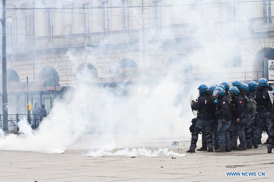 Italie : heurts entre police et manifestants anti-taxes (2)