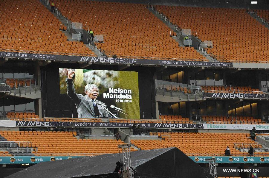 Les Sud-Africains participent à la cérémonie d'adieu de Mandela sous la pluie (8)