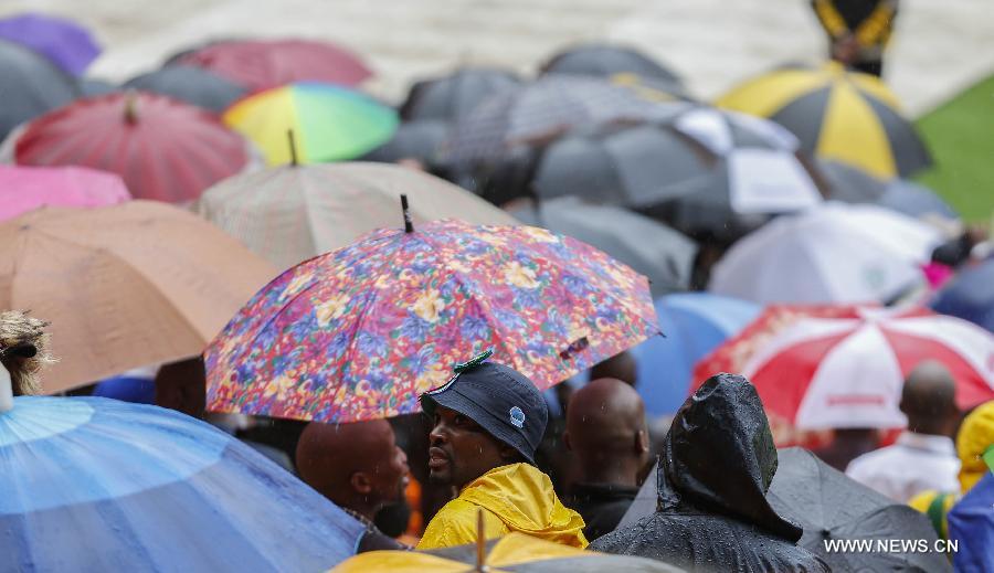 Les Sud-Africains participent à la cérémonie d'adieu de Mandela sous la pluie (9)