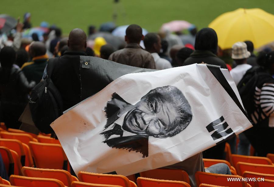 Les Sud-Africains participent à la cérémonie d'adieu de Mandela sous la pluie