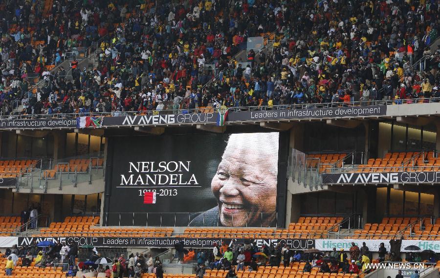 Les Sud-Africains participent à la cérémonie d'adieu de Mandela sous la pluie (4)