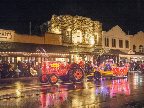 La parade des tracteurs illuminés à CalistogaDate : Le 7 décembreLieu : Calistoga, en Californie, Etats-Unis