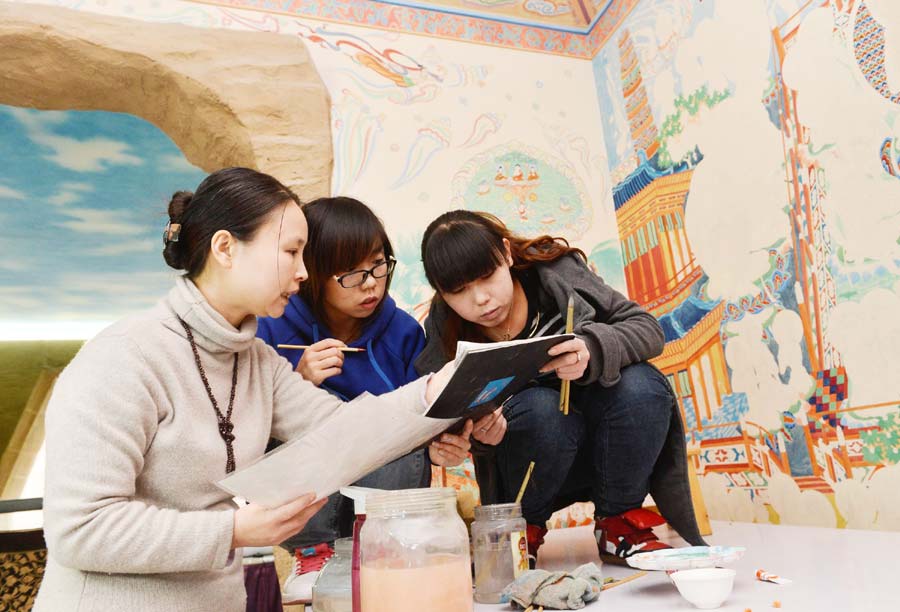 Yang Dongmiao (à gauche) enseigne à son élève à Xi'an, capitale de la Province du Shaanxi, dans le Nord-ouest de la Chine, le 10 décembre 2013. [Photo / Xinhua]