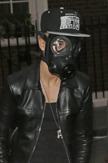 5. Justin Bieber avec un masque à gaz