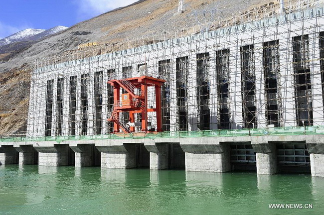 Mise en service du "barrage des Trois-Gorges du Tibet"