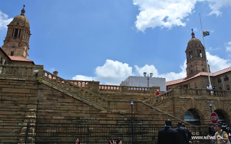 Le cercueil de Mandela transféré au siège de la présidence pour un dernier hommage (2)