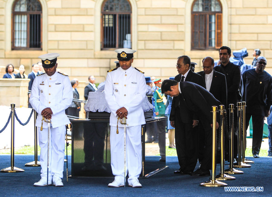 Avant cette réunion, M. Li a rendu ses derniers hommages à la dépouille de M. Mandela au Siège de l'Union à Pretoria, et présenté ses condoléances à la famille du défunt.