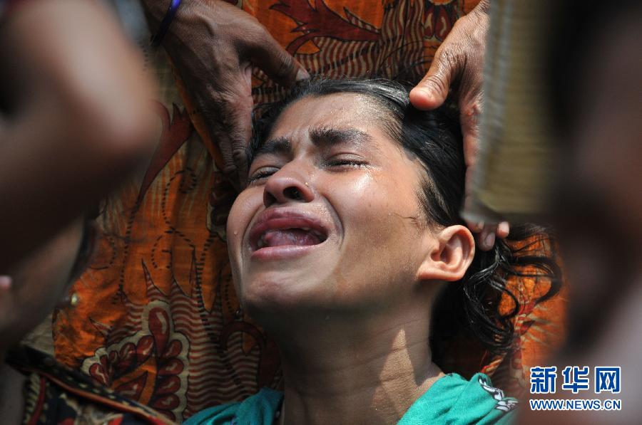 Le 25 avril à Dacca au Bangladesh, une femme pleure la mort de ses proches dans l'effondrement d'un immeuble. (Photo : Xinhua)