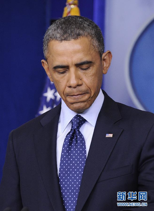 Le 15 avril 2013, suite aux explosions qui se sont produites lors du marathon de Boston, le président américain Barack Obama se recueille lors d'une conférence de presse tenue à la Maison Blanche. (Photo : Xinhua/Zhang Jun)