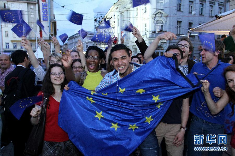 Le 30 juin 2013, des habitants de Zagreb, la capitale de la Croatie, fête l'entrée historique dans l'UE du pays. (Photo : Xinhua)