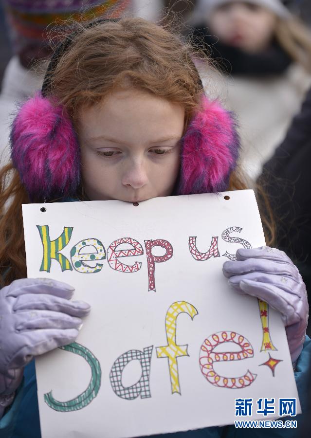 Le 16 janvier 2013, une fillette participe à une manifestation en faveur du contrôle des armes à feu à Washington, suite à la fusillade de l'école de Sandy Hook à Newton dans le Connecticut. (Photo : Xinhua/Zhang Jun)
