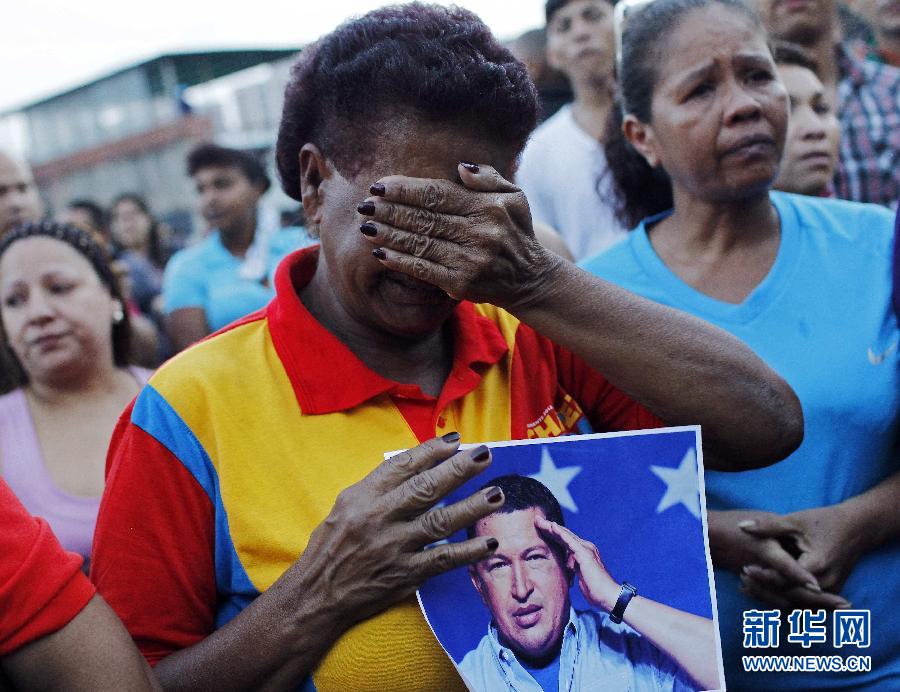 Le 3 mars 2013, à Caracas au Venezuela, des partisans pleurent le décès du président Hugo Chavez. (Photo : Xinhua/Reuters)