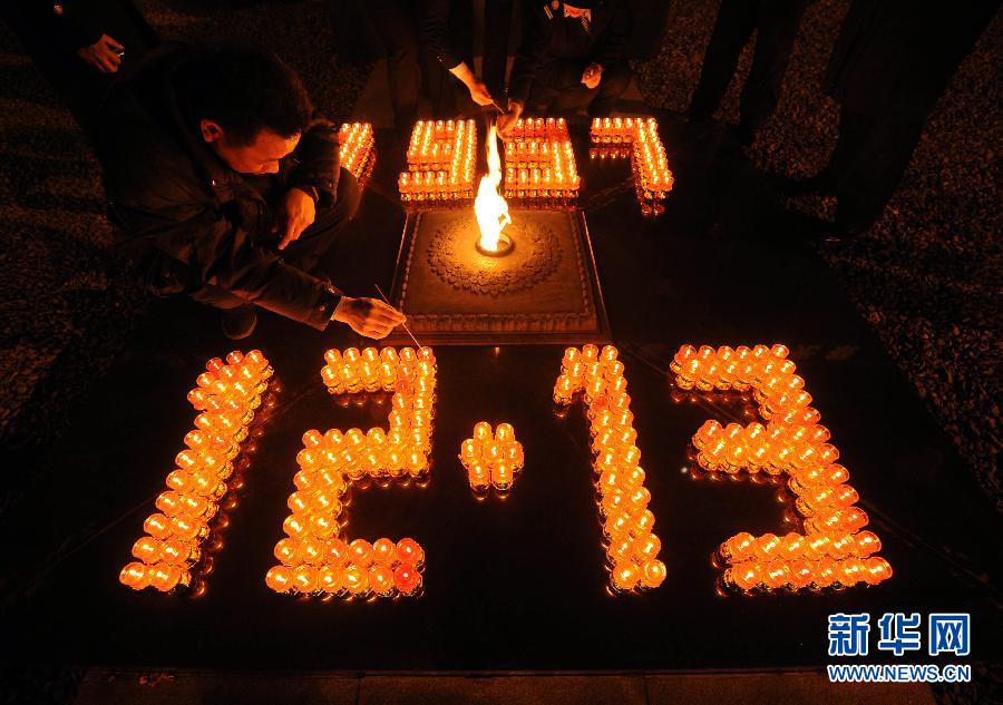 Jeudi 12 décembre au Mémorial des victimes du massacre de Nanjing, nombreux sont ceux qui ont allumé des bougies pour rendre hommage aux Chinois tués par les troupes japonaises en 1937. (Photo : Xinhua/Sun Can)