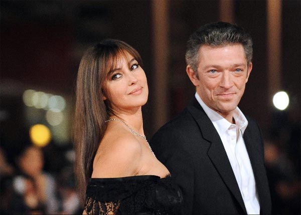 Photo prise le 23 octobre 2008, au festival du film international de Rome, qui montre l'actrice italienne Monica Bellucci (à gauche) arrivant avec son ex-mari l'acteur français Vincent Cassel pour la projection de « L'uomo che ama » (« L'homme qui aime »). Bellucci et Vincent Cassel, l'un des couples les plus célèbres de l'industrie cinématographique, a annoncé le 26 août qu'ils s'étaient séparés après 14 ans de mariage. [Photo / Xinhua / Agences]