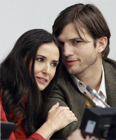 L'actrice Demi Moore (à gauche) et l'acteur Ashton Kutcher assistent à une conférence de presse au siège des Nations Unies à New York le 4 novembre 2010. Le couple a annoncé le 17 novembre 2011 qu'ils mettaient fin à leur mariage après six ans, brisant l'une des histoires d'amour entre une femme plus âgée que son mari les plus en vue à Hollywood. [Photo / Xinhua / Agences]