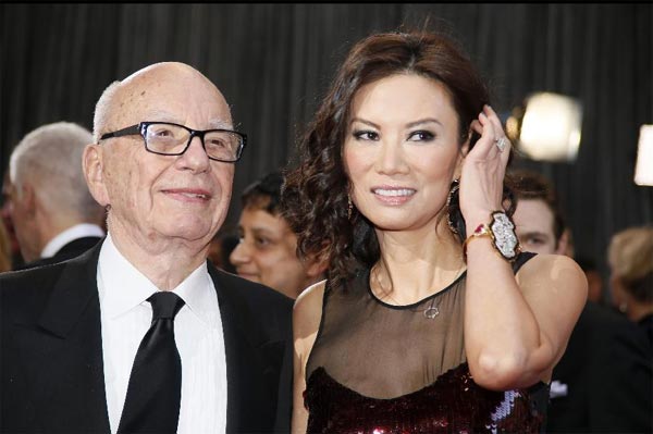 Rupert Murdoch, président et PDG de News Corporation, arrive avec son épouse Wendi Deng à la cérémonie des 85e Oscars à Hollywood, en Californie, le 24 février 2013. [Photo / Xinhua / Agences]