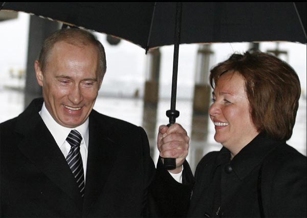 Le Président de la Russie Vladimir Poutine et sa femme, Lyudmila, se dirigent vers un bureau de vote à Moscou sur cette photo d'archives du 2 mars 2008. M. Poutine et son épouse Lioudmila ont annoncé qu'ils sont en instance de divorce. [Photo / Xinhua / Agences]