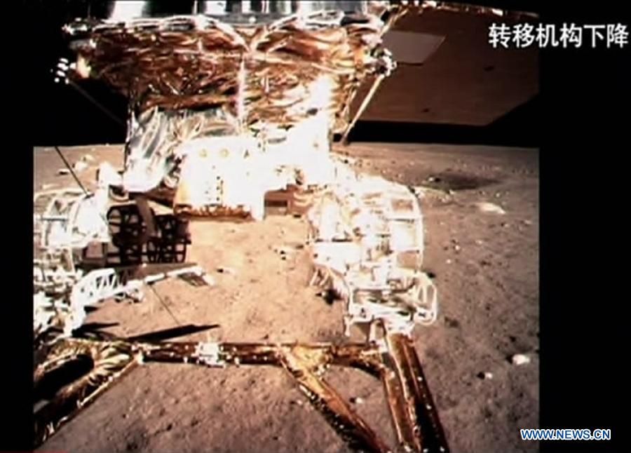 Le rover lunaire chinois s'est séparé du module d'alunissage (6)