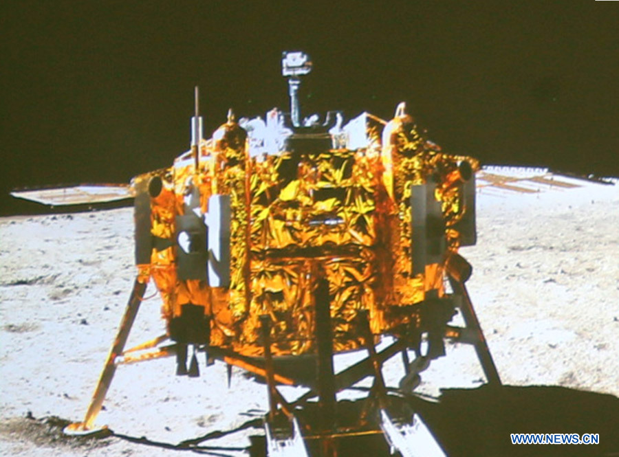 Mission de la sonde lunaire Chang'e-3 : le rover et le module d'alunissage se sont pris mutuellement en photo