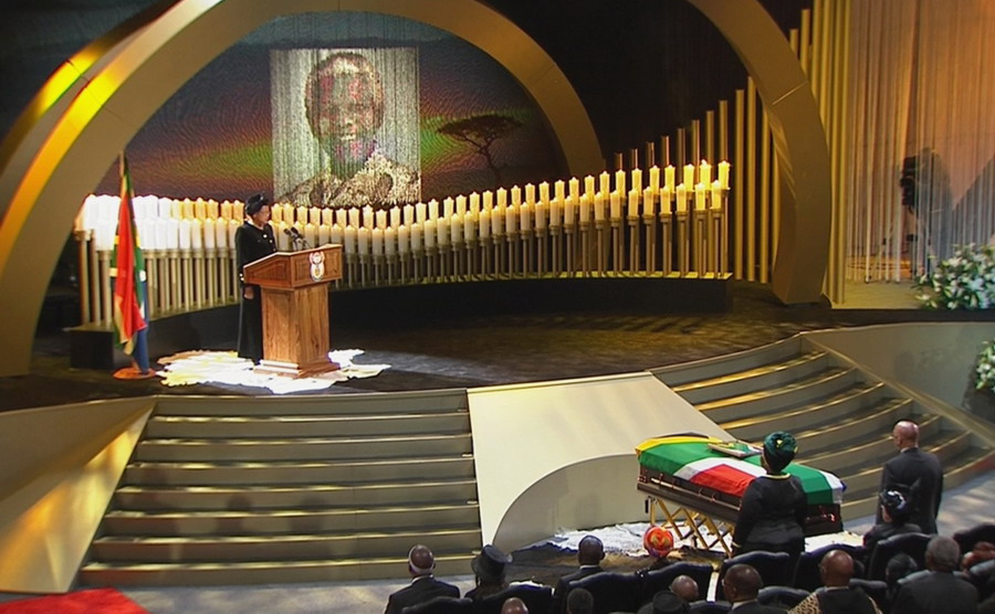 Le cercueil de l'ancien président sud-africain Nelson Mandela drapé dans le drapeau national de l'Afrique du Sud lors de ses funérailles dans son village ancestral de Qunu dans la province du Cap oriental, à 900 km au sud de Johannesburg, sur cette photo prise dans une vidéo le 15 décembre 2013 avec la permission de la South Africa Broadcasting Corporation (SABC).
