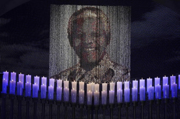 Des bougies allumées sous un portrait de l'ancien président sud-africain Nelson Mandela avant ses funérailles à Qunu, le 15 décembre 2013.