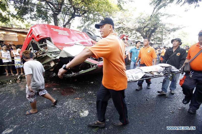 Un bus tombe d'une autoroute à Manille, 21 morts  (2)