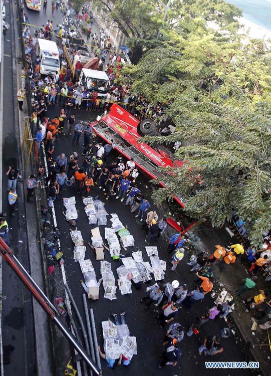 Un bus tombe d'une autoroute à Manille, 21 morts 