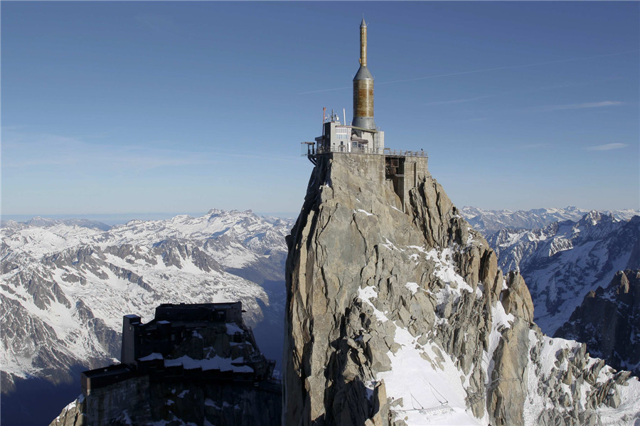 Une vue de l'installation « Un pas dans le vide » au sommet de la montagne de l'Aiguille du Midi à Chamonix, dans les Alpes françaises, le 17 décembre 2013. [Photo / agences]