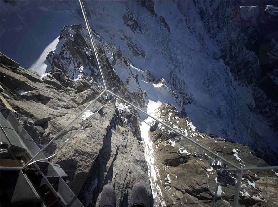 Vue vers le bas de l'installation « Un pas dans le vide » lors d'une visite de presse au sommet de la montagne de l'Aiguille du Midi à Chamonix, dans les Alpes françaises, le 17 décembre 2013. [Photo / agences]