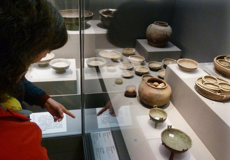 Des visiteurs regardent des œufs fossilisés datant de la Dynastie des Zhou de l'Ouest (1046-771 av. JC) au Musée de Nanjing à Nanjing, dans la Province du Jiangsu, dans l'Est de la Chine, le 13 décembre 2013. [Photo / icpress.cn]