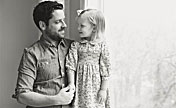 Un père devenu veuf refait ses photos de mariage avec sa fille de trois ans