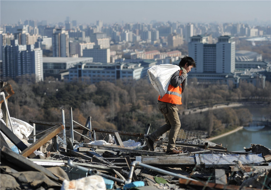 La plus grande villa illégale sur un toit démantelée à Beijing (2)