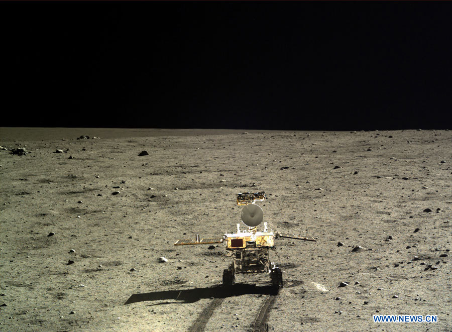 Le rover lunaire chinois poursuit son exploration après avoir pris en photo le module d'alunissage  (2)