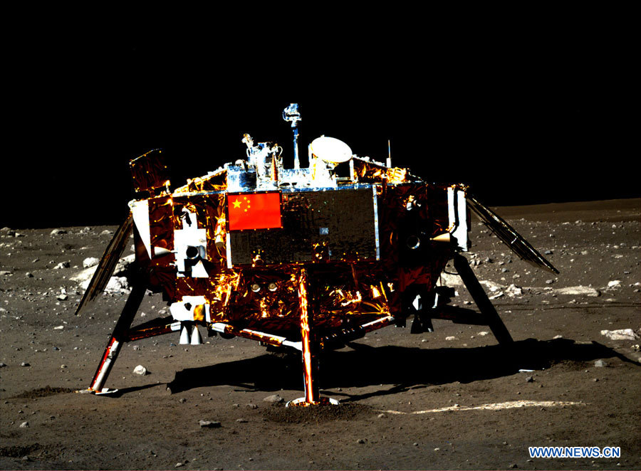 Le rover lunaire chinois poursuit son exploration après avoir pris en photo le module d'alunissage 